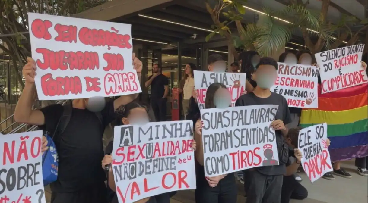 Estudantes protestam enfrente ao Colégio Bandeirantes. Foto: Divulgação