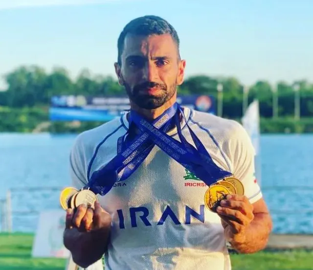 Atleta iraniano da canoagem mostra medalhas