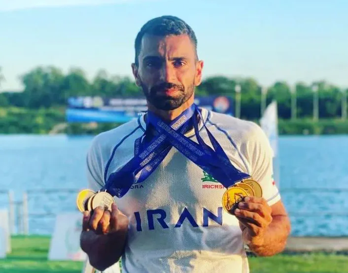 Atleta iraniano da canoagem mostra medalhas