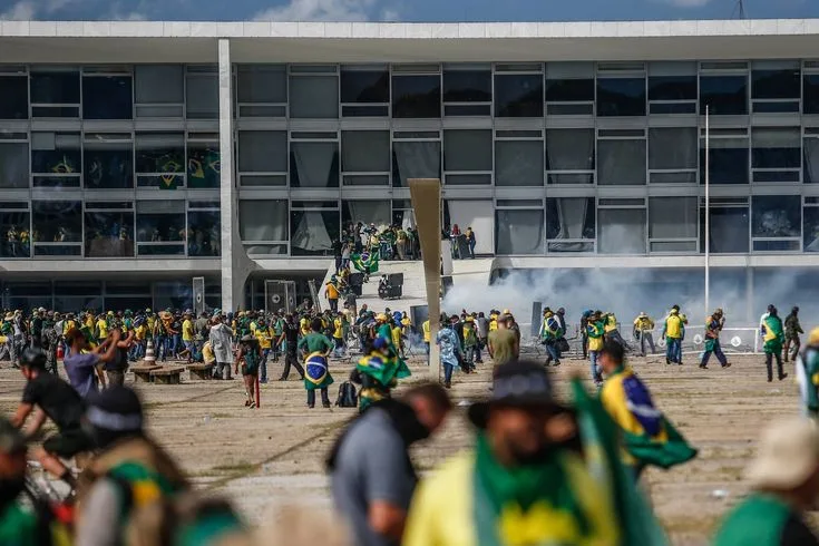 Bolsonaristas invadem Esplanada dos Ministérios
Bolsonaristas invadem STF