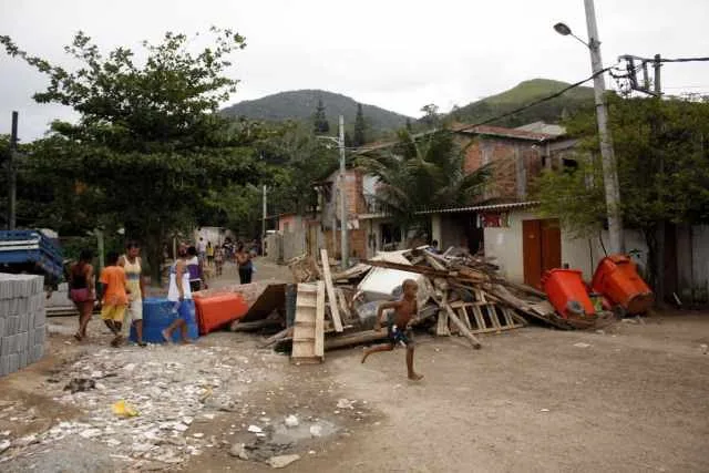 Processo de reintegração de posse na comunidade da Vila Taboinha em Vargem Grande, zona oeste do Rio de Janeiro, em 2010; área é controlada pela milícia
