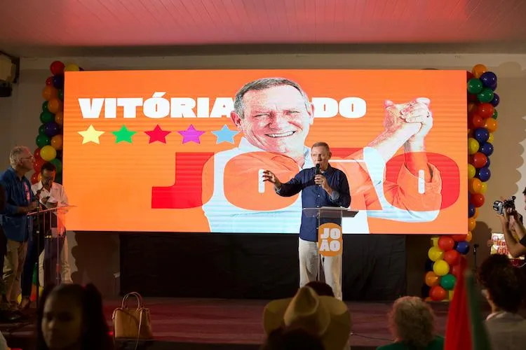 Coser foi recebido em festa pela militância que lotou o auditório, aos gritos de "volta, João"