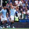 Haaland celebra logo após fazer o gol para o Manchester City diante do Chelsea, em Londres - Foto: Adrian Dennis / AFP via Getty Images