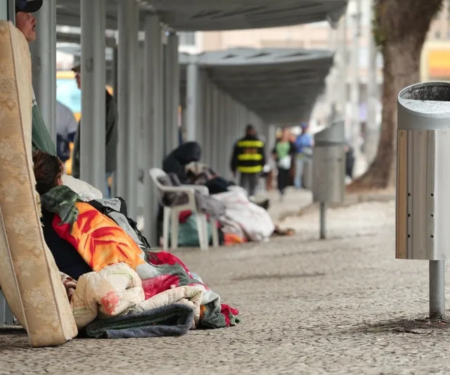 População em situação de rua em Curitiba aumenta e fila da Cohab cresce