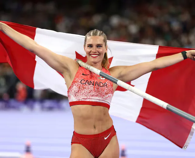 Atleta loira, famosa por ter conta no Only Fans, segura a bandeira do Canadá após ganhar medalha de bronze