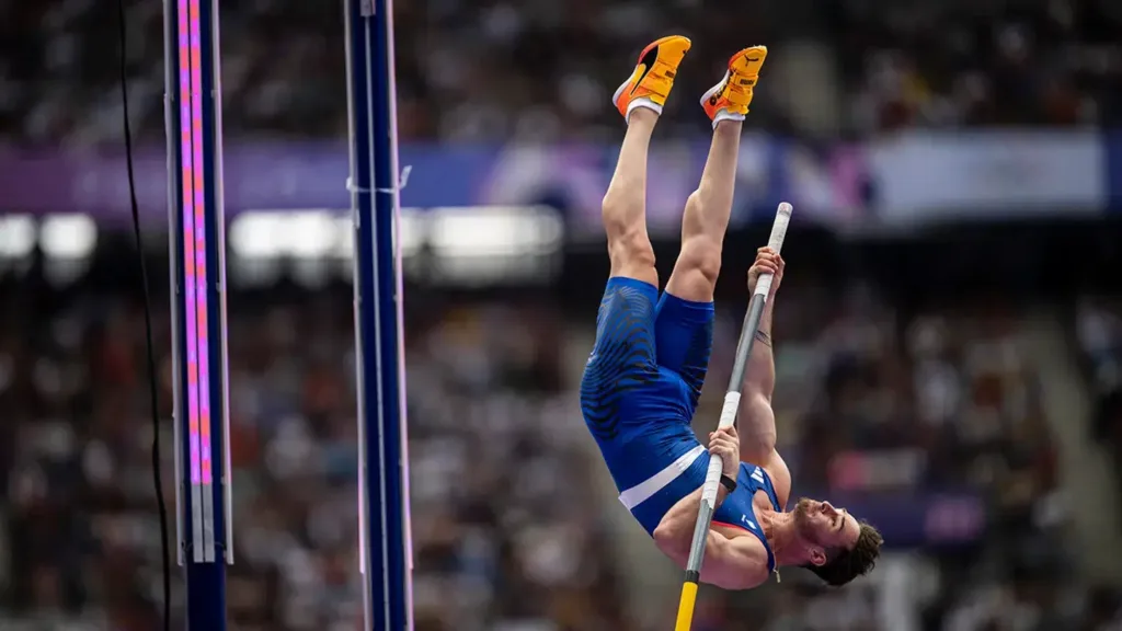 Atleta francês no salto em vara