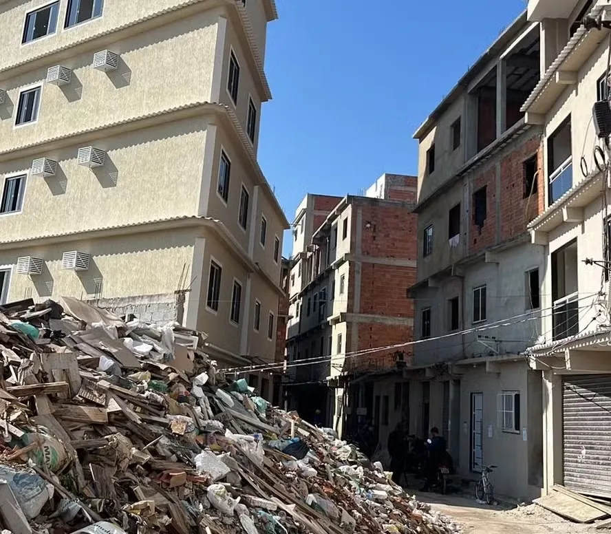 Demolição de construções irregulares na comunidade Parque União, Maré.