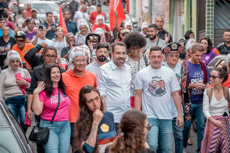 Guilherme Boulos candidato a prefeitura de São Paulo durante caminhada em Heliópolis foto Leandro Paiva