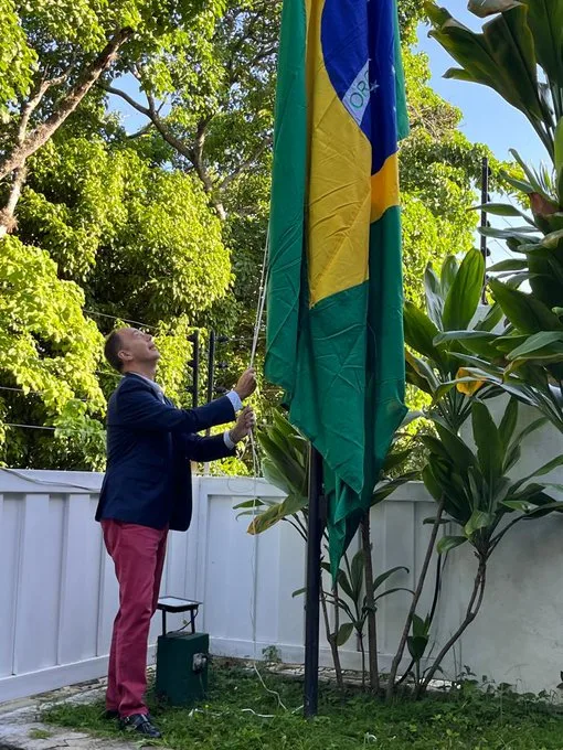 Funcionário da Embaixada argentina ergue bandeira do Brasil na residência oficial diplomática argentina em Caracas, na Venzuela, em 1º de agosto de 2024. — Foto: Itamaraty