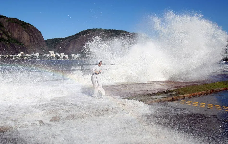 Ondas altas previstas no litoral do Rio de Janeiro durante aviso de ressaca emitido pela Marinha.