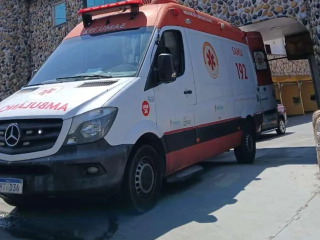 Ambulância do Samu estacionada em frente a garagem para atendimento médico.