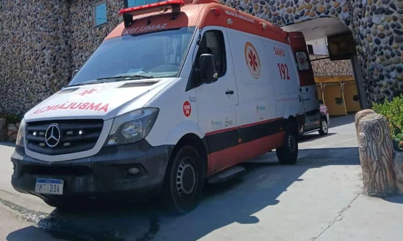 Ambulância do Samu estacionada em frente a garagem para atendimento médico.