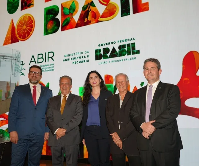 Da esquerda para a direita: Diretor do Departamento de Inspeção de Alimentos de Origem Vegetal da Secretaria de Defesa Agropecuária, Hugo Caruso; Presidente da ABIR, Victor Bicca; Coordenadora do MAPA, Jussara André; Diretor de Regionais da ABIR, Fernando Pinheiro; Secretário de Defesa Agropecuária do MAPA, Carlos Goulart. Crédito: ABIR