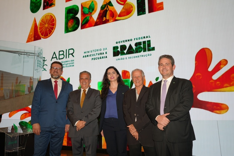 Da esquerda para a direita: Diretor do Departamento de Inspeção de Alimentos de Origem Vegetal da Secretaria de Defesa Agropecuária, Hugo Caruso; Presidente da ABIR, Victor Bicca; Coordenadora do MAPA, Jussara André; Diretor de Regionais da ABIR, Fernando Pinheiro; Secretário de Defesa Agropecuária do MAPA, Carlos Goulart. Crédito: ABIR