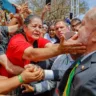 Presidente Lula foi abraçar as pessoas que compareceram à cerimônia do Dia da Independência - Foto: Ricardo Stuckert / PR