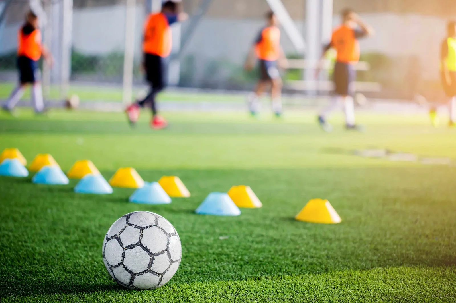 O mercado da bola no futebol ainda promete destaques (Imagem por Shutterstock)