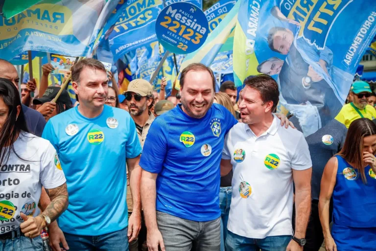 Campanha de Alexandre Ramagem com filhos de Bolsonaro