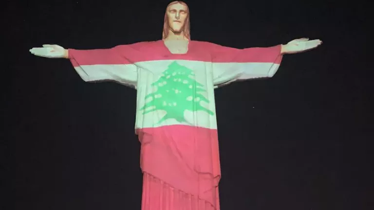 Estátua do Cristo Redentor iluminada com a bandeira do Líbano, em homenagem às vítimas da explosão no porto de Beirute, no Rio de Janeiro, em 6 de agosto de 2020 [ Santuário Cristo Redentor]