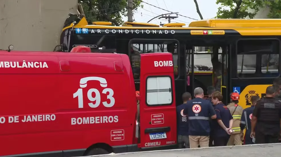 BRT bate em pilastra e deixa mais de 60 feridos na Avenida Brasil