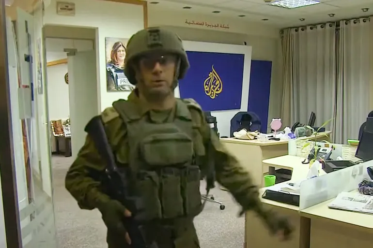 Soldados israelenses invadem e ordenam fechamento do escritório da Al Jazeera em Ramallah [Screengrab/Al Jazeera]