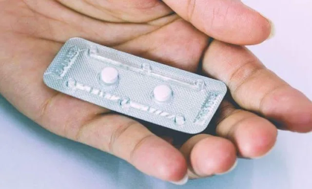 São Paulo, agosto de 2024 - Um dos maiores receios das mulheres com vida sexual ativa é a gravidez indesejada. Por isso, para todas elas, é fundamental contar com um método contraceptivo de rotina, como a pílula anticoncepcional, o DIU e a camisinha - essencial em todas as relações também para prevenir contra ISTs. Porém, quando há relação sexual desprotegida por algum motivo, o método contraceptivo recomendado é a pílula do dia seguinte. “A pílula do dia seguinte deve ser adotada em casos de emergência, quando os métodos tradicionais falham. Geralmente, ela é utilizada quando o preservativo rasga ou estoura, ou quando a mulher esquece de tomar o anticoncepcional, tendo uma lacuna em seu calendário”, afirma Dra. Liliane de Melo Guimarães, médica ginecologista e consultora da DKT South America, empresa fornecedora de soluções voltadas para o planejamento familiar Conforme ela esclarece, a pílula do dia seguinte é um composto de hormônios que, combinados, causam grande impacto no sistema reprodutor feminino, dificultando a movimentação do espermatozoide dentro do útero e inibindo ou retardando a ovulação. “Ela impede que o espermatozoide e o óvulo se encontrem para que ocorra a fecundação”, explica a Dra. A médica ressalta que não é possível saber imediatamente se a pílula funcionou ou não. “As únicas formas de descobrir se ela deu certo são esperar o próximo ciclo menstrual ou fazer um teste de gravidez cerca de 14 dias após o uso do medicamento”, diz ela, lembrando que a pílula do dia seguinte pode causar atrasos. Ela lembra ainda que a pílula do dia seguinte é vendida em farmácias, sem a necessidade de receita médica. Apesar disso, o ideal é que a mulher procure um ginecologista de confiança para fazer uso de outros métodos contraceptivos, deixando a pílula do dia seguinte como um plano B. A ginecologista salienta ainda que a DKT Brasil oferece uma pílula de emergência, de dose única, capaz de evitar a gravidez em 98% dos casos. Mas ela reforça que, como qualquer pílula do dia seguinte, trata-se de um método com alta dose hormonal que não deve ser usado com frequência