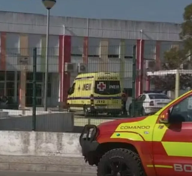 Carro dos Bombeiros em frente à escola