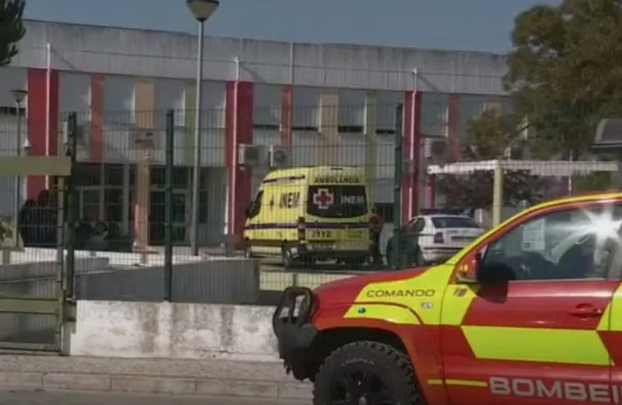 Carro dos Bombeiros em frente à escola