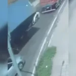 Câmera de segurança captou o momento em que o baú começa a cair em cima do carro