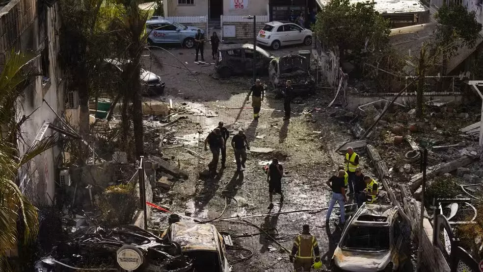 Forças de segurança israelenses examinam local atingido por foguete disparado do Líbano em Kiryat Bialik,. Foto: Divulgação