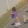 A mulher caiu no momento em que o homem (de camisa rosa) se aproximava para ajudar.