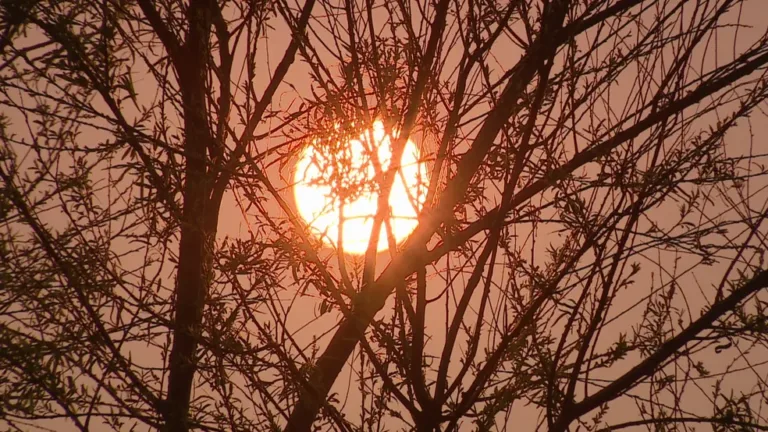 Sol com tons alaranjados no céu de Porto Alegre, em 10 de setembro — Foto: Reprodução/RBS TV