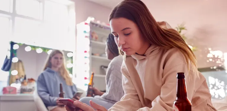 A pressão exercida por colegas e enraizada na mídia é no sentido de dizer que as meninas devem apreciar meninos com atitudes e perfil agressivos, o que faz com que muitas delas acabem gostando - ou acreditando que gostam - desse tipo de companheiro. Neste processo tóxico, o comportamento violento passa a ser normalizado e aceito, e faz, até mesmo, que as meninas o confundam com amor, levando-as a relacionamentos abusivos. Shutterstock