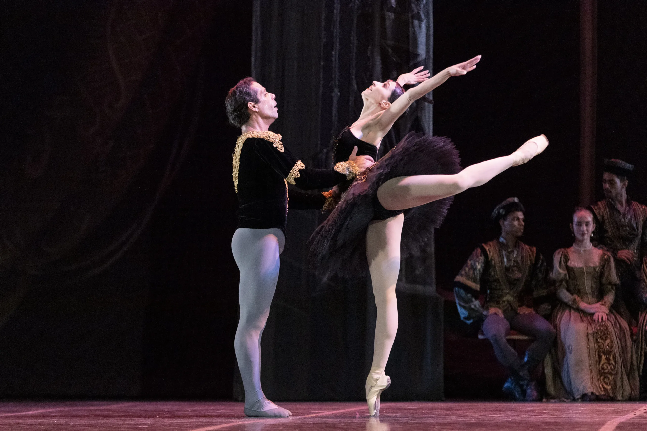 Os primeiros bailarinos do BTM Cícero Gomes e Juliana Valadão se formaram na EEDMO - cena de O Lago dos Cisnes em apresentação durante temporada do TMRJ - (foto: Daniel Ebendinger)