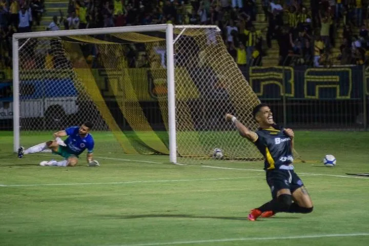 Keliton comemora o gol da virada do Volta Redonda (Crédito: Urbano Erbiste)