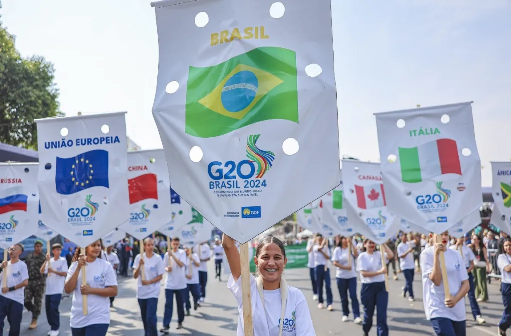 Estudantes levaram as bandeiras alusivas ao G20, que em 2024 está sob a presidência do Brasil - Foto: Ricardo Stuckert / PR
