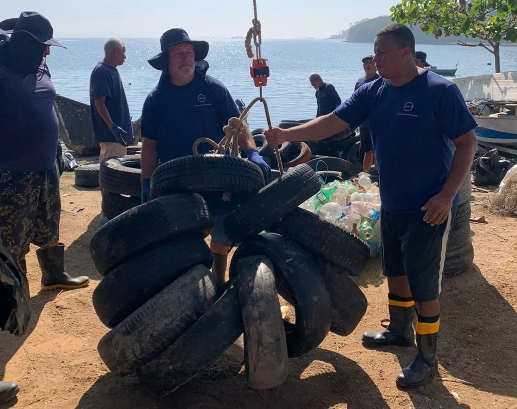 Pescadores artesanais retiram pneus dos arredores da Ilha do Governador, na Baía de Guanarabara, Rio de Janeiro - Foto: Divulgação BVRio