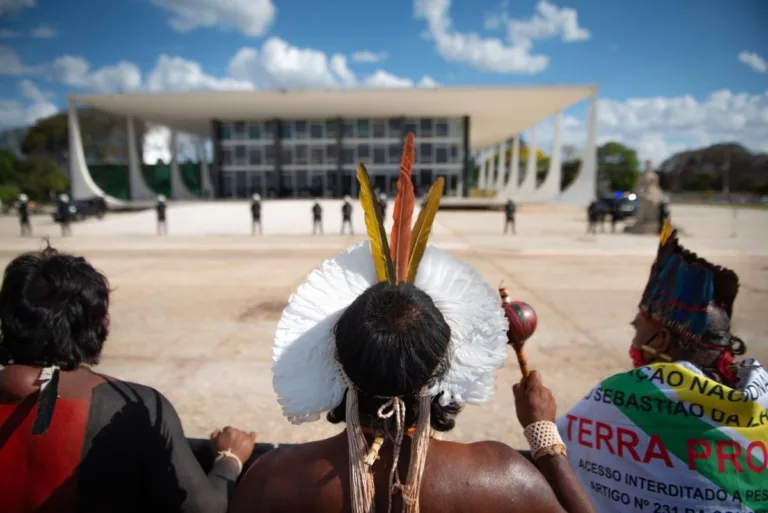 Indígenas fazem mobilização em frente ao Supremo Tribunal Federal, em Brasília. Foto: Matheus Alves