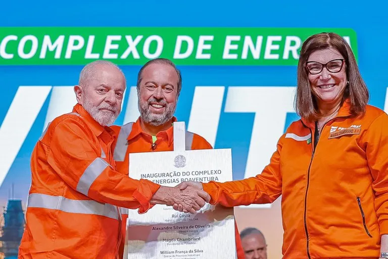 Lula com Silveira e Magda Chambriard, na inauguração do Complexo de Energias Boaventura