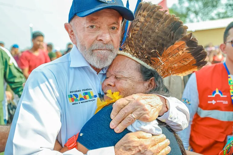 Lula seguiu para encontro com prefeitos após visita a comunidade durante o dia