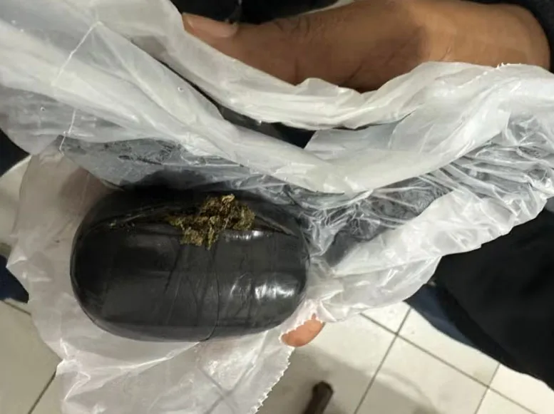 Pacote de maconha apreendido pela polícia