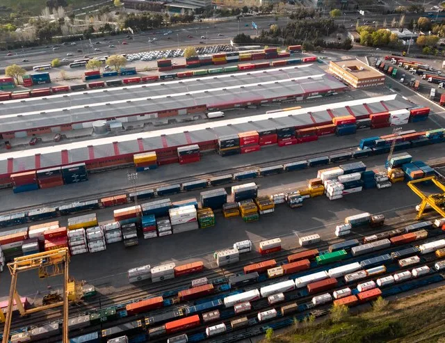 Containers no porto representam a importância da infraestrutura de transportes no debate sobre os impactos da Reforma Tributária. - Foto: Freepik