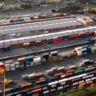 Containers no porto representam a importância da infraestrutura de transportes no debate sobre os impactos da Reforma Tributária. - Foto: Freepik