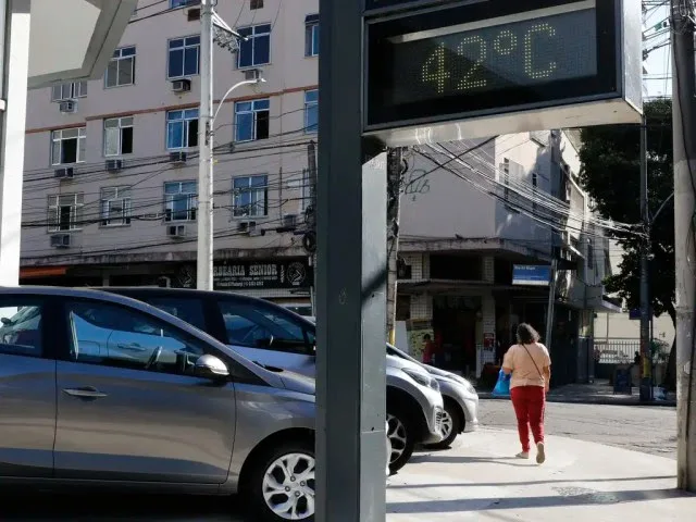 Termômetro de rua registra a onda de calor que atinge o Rio de Janeiro
