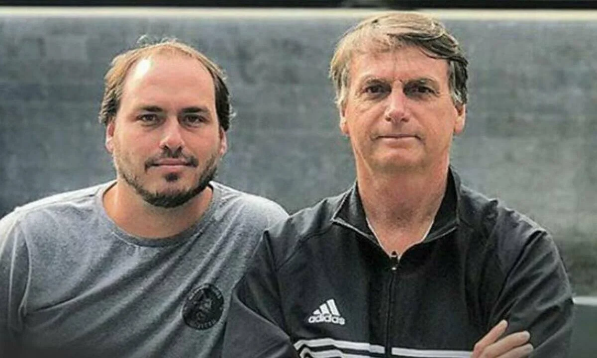 Carlos Bolsonaro e Jair Bolsonaro - Foto: Reprodução Redes Sociais