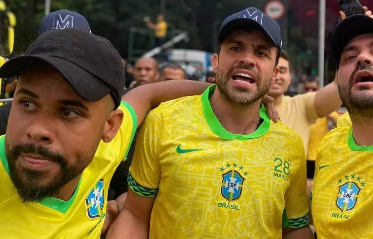 O candidato à Prefeitura de SP Pablo Marçal em meio ao público no desfile de 7 de Setembro, ocorrido neste sábado – Foto: Reprodução