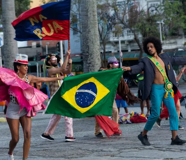 GRUPO TÁ NA RUA SE APRESENTA NA FEIRARTES DA TIJUCA E IPANEMA COM ESPETÁCULO GRATUITO