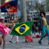 GRUPO TÁ NA RUA SE APRESENTA NA FEIRARTES DA TIJUCA E IPANEMA COM ESPETÁCULO GRATUITO