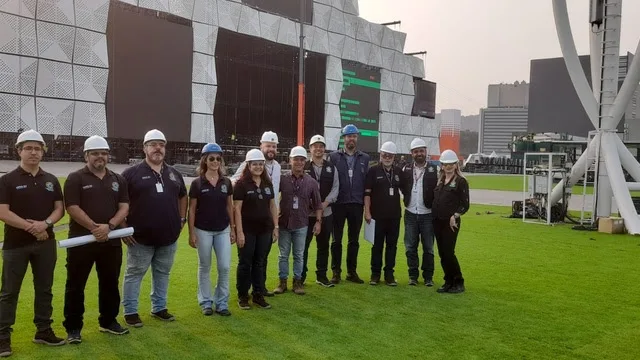 O presidente do Crea-RJ e os fiscais posam para foto com o engenheiro responsável, Jackson Pessanha, em frente ao Palco Mundo