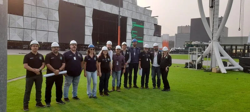 O presidente do Crea-RJ e os fiscais posam para foto com o engenheiro responsável, Jackson Pessanha, em frente ao Palco Mundo