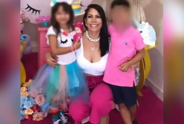 Mãe e filhos em foto postada nas redes sociais.